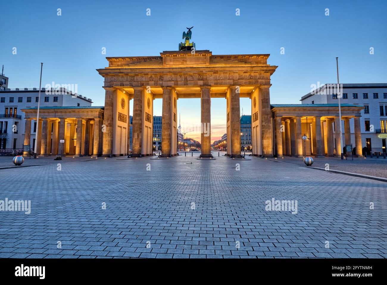 Die Rückseite des berühmten Brandenburger Tors in Berlin vor Sonnenaufgang Stockfoto