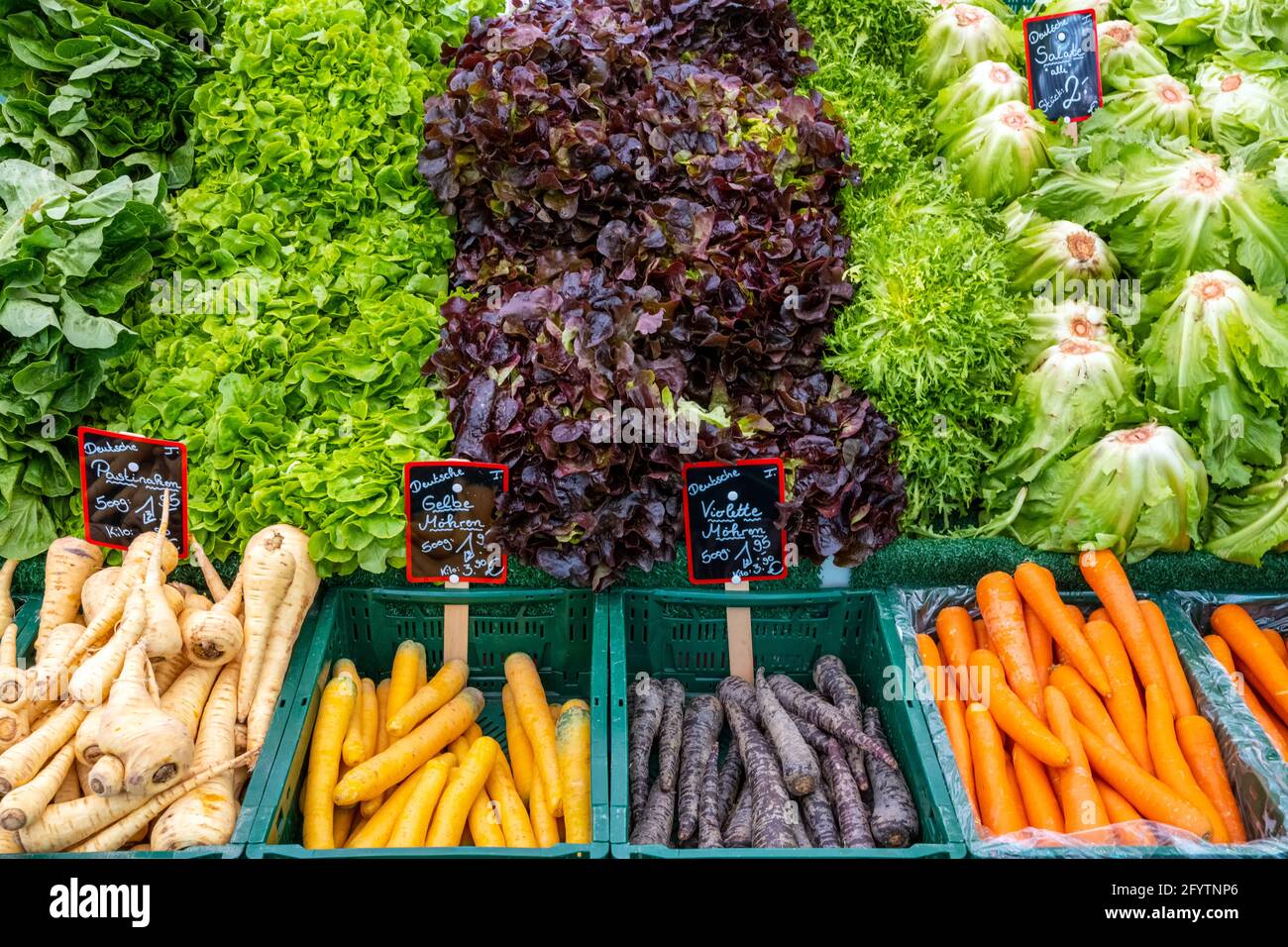 Salat, Pastinaken und Karotten zum Verkauf auf einem Markt Stockfoto