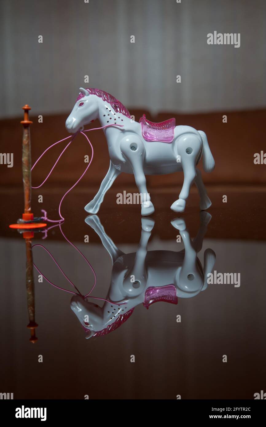 EahiBaby Glowing Horse Figurine Walking Toy Light Musical Horse Toy Geburtstagsgeschenk Ohne Akku Weiß Stockfoto