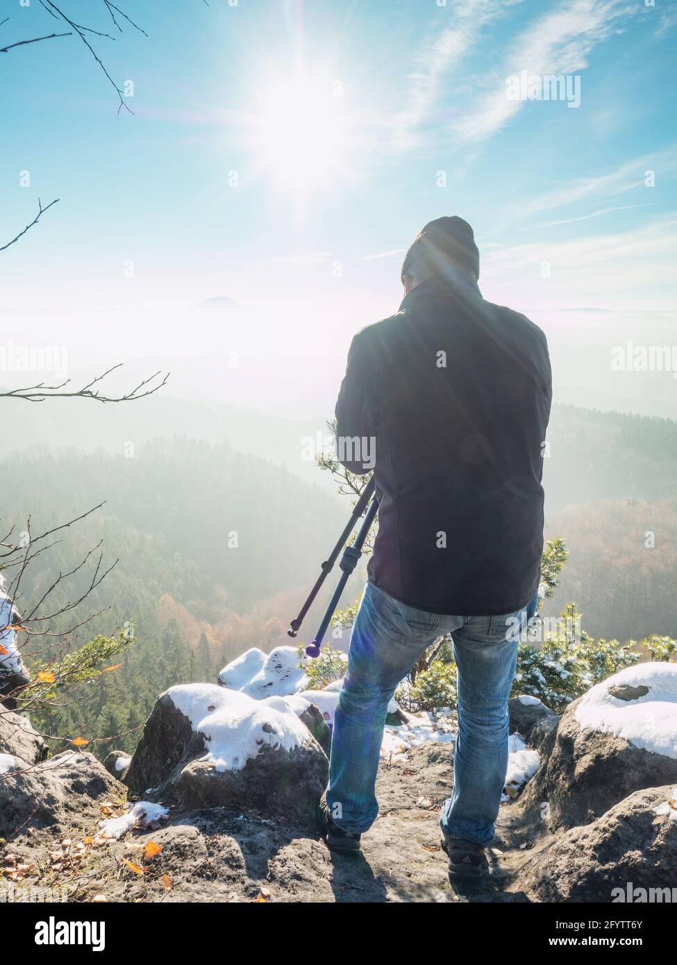 Naturfotograf, der in den verschneiten Bergen fotografiert. Toller Wintermorgen Stockfoto