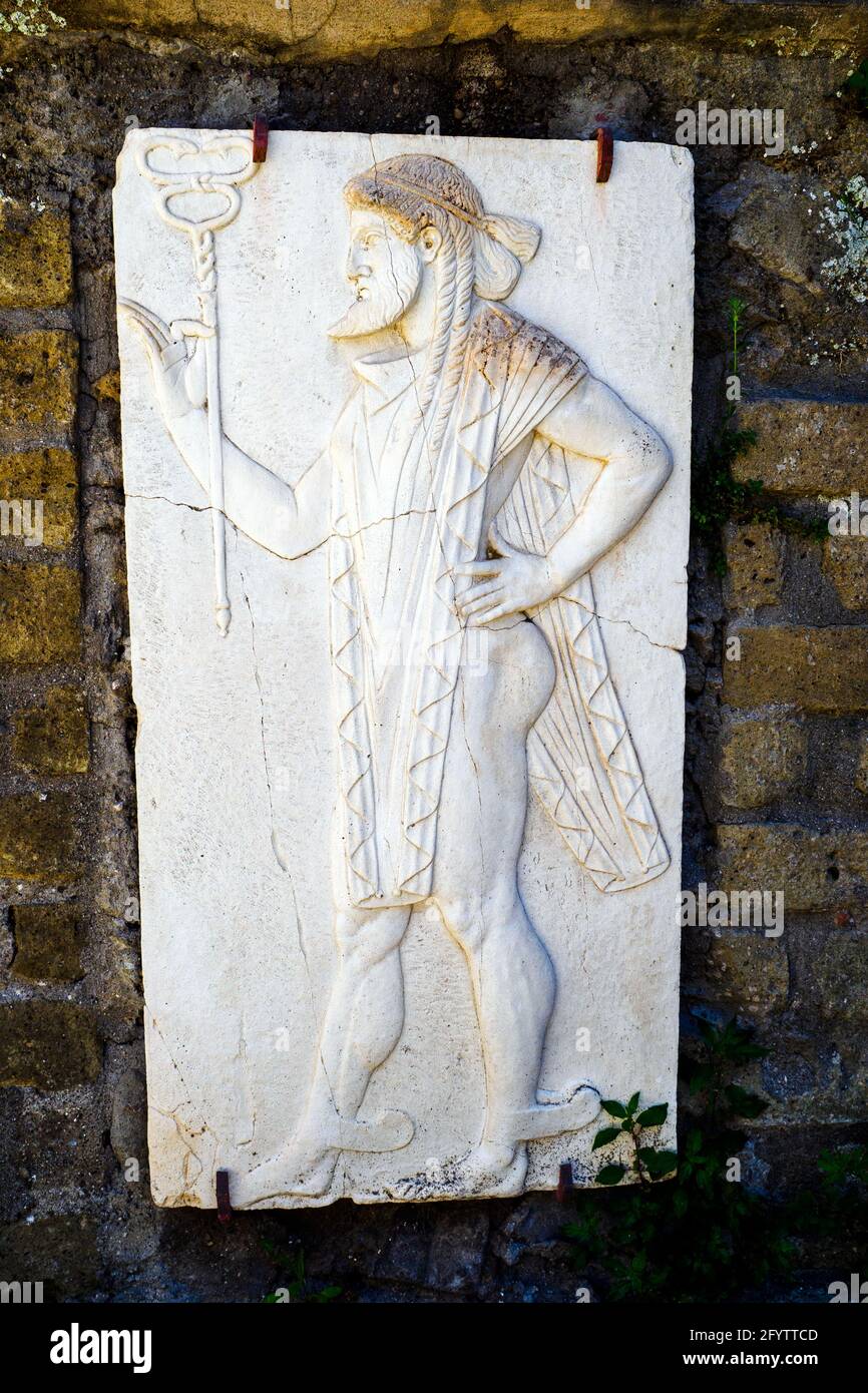 Marmorrelief des gottes Merkur im Heiligen Raum - Herculaneum Ruinen, Italien Stockfoto