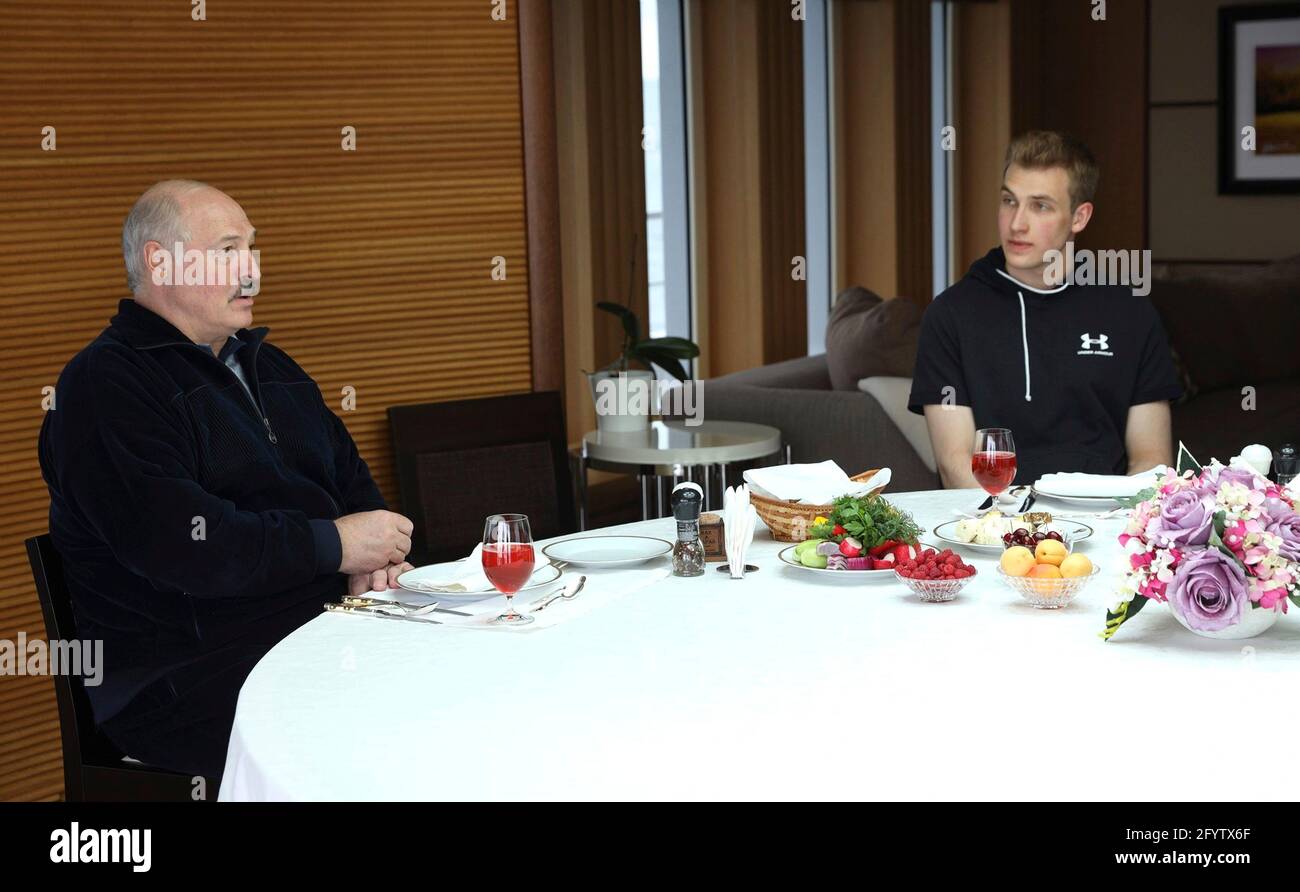 Sotschi, Russland. Mai 2021. Der weißrussische Präsident Alexander Lukaschenko und sein Sohn Nikolai Lukaschenko, Mitte, während eines Frühstücks, das der russische Präsident Wladimir Putin an Bord einer Yacht am Schwarzen Meer am 29. Mai 2021 in Sotschi, Russland, veranstaltet hat. Quelle: Planetpix/Alamy Live News Stockfoto