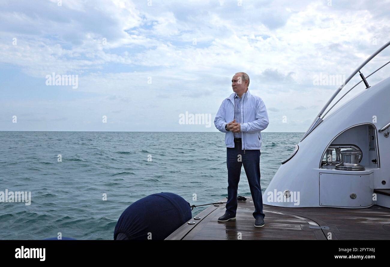 Sotschi, Russland. Mai 2021. Der russische Präsident Wladimir Putin wartet auf dem Deck einer Yacht, um den weißrussischen Präsidenten Alexander Lukaschenko am Schwarzen Meer am 29. Mai 2021 in Sotschi, Russland, zu begrüßen. Quelle: Planetpix/Alamy Live News Stockfoto