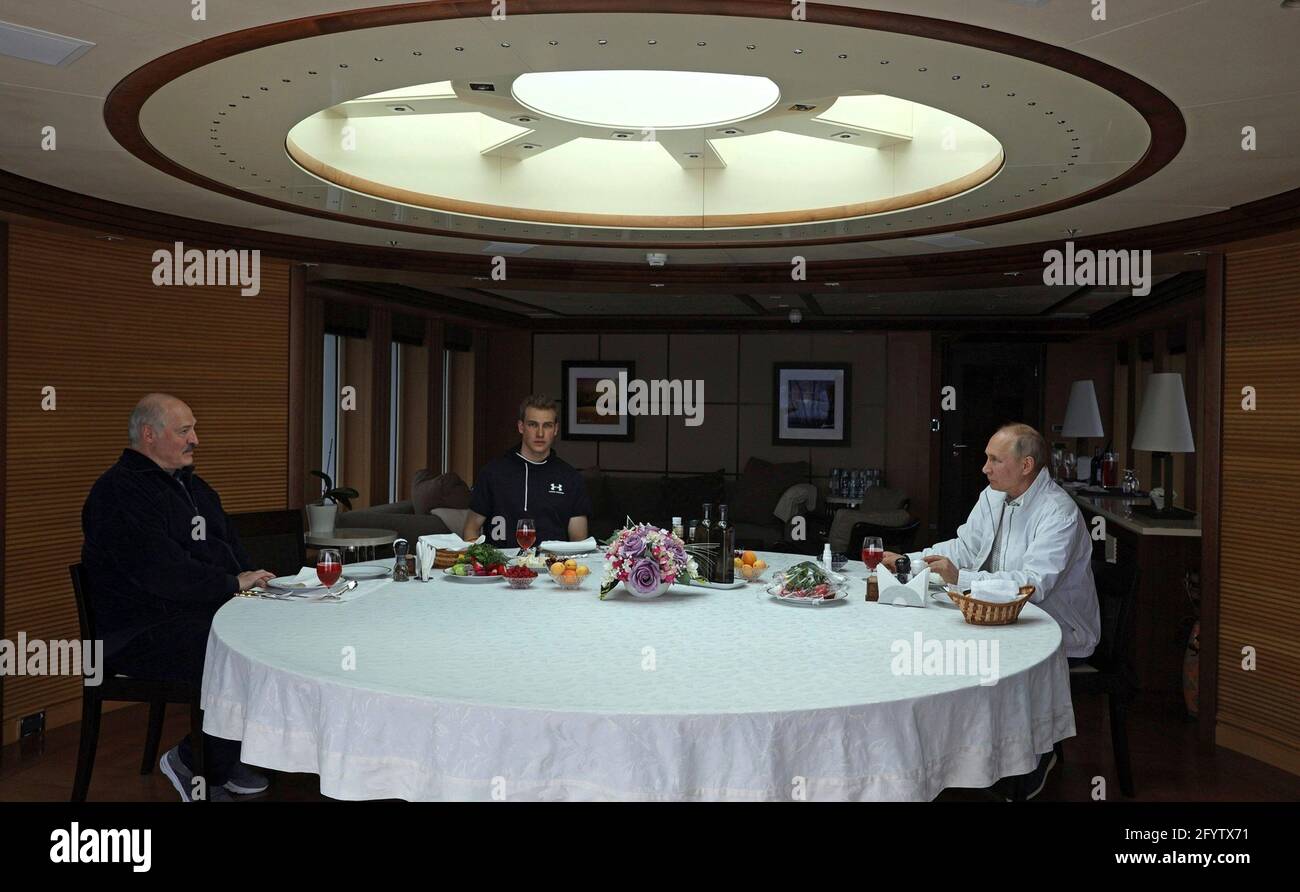 Sotschi, Russland. Mai 2021. Der russische Präsident Wladimir Putin, rechts, veranstaltet ein Frühstück für den weißrussischen Präsidenten Alexander Lukaschenko und seinen Sohn Nikolai Lukaschenko, Mitte, an Bord einer Yacht am Schwarzen Meer 29. Mai 2021 in Sotschi, Russland. Quelle: Planetpix/Alamy Live News Stockfoto