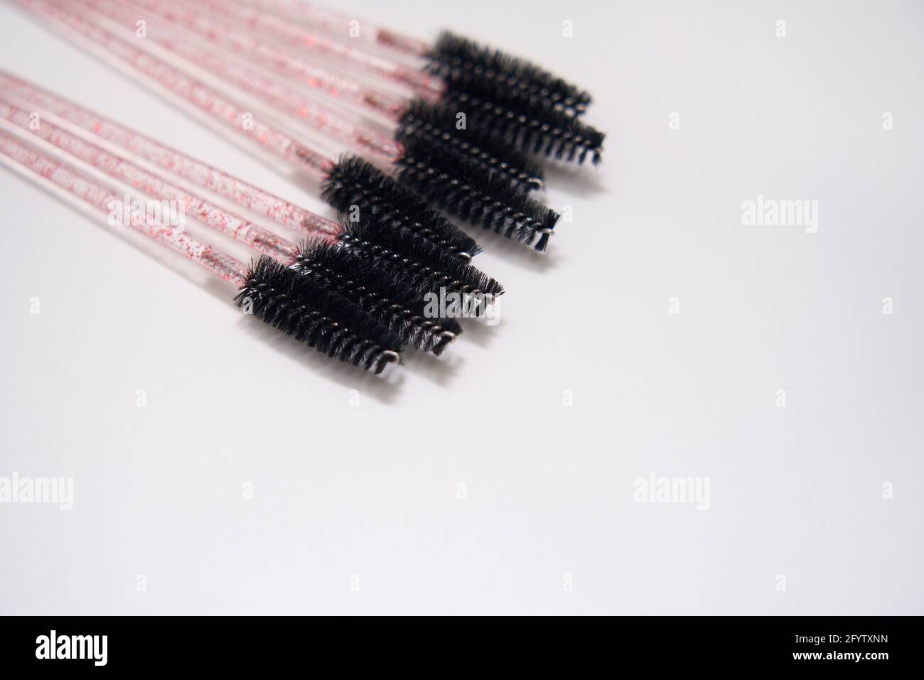 Wimpern-Pinsel auf weißem Hintergrund mit Copyspace Stockfoto