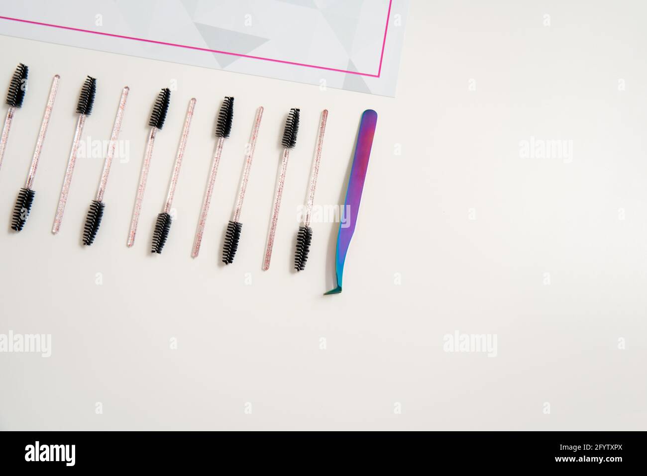 Wimpern-Pinsel auf weißem Hintergrund mit Copyspace Stockfoto