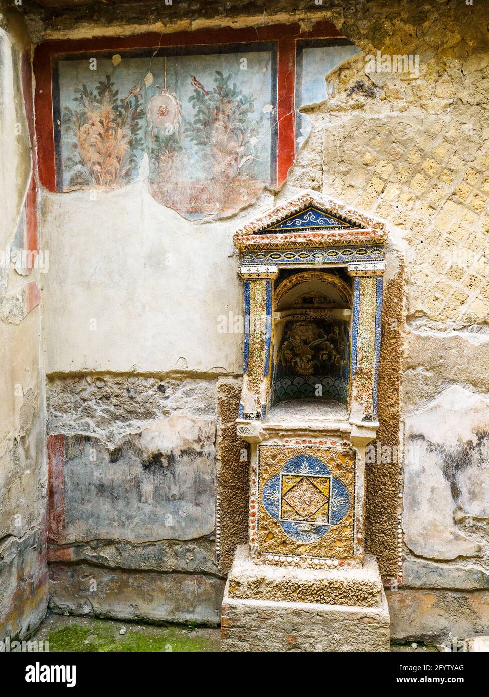 Mosaik-Lararium (Schrein) - Haus des Skeletts (Casa dello Scheletro) - Herculaneum Ruinen, Italien Stockfoto