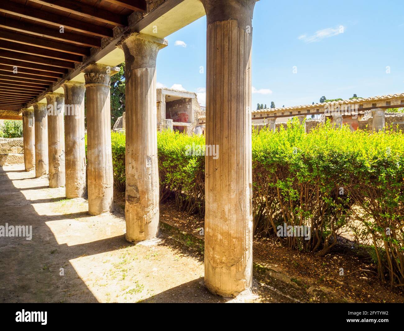 Peristyle (offener Hof oder Garten, umgeben von einer Kolonnade) - Haus des Argus (Casa di Argo) - Herculaneum Ruinen, Italien Stockfoto