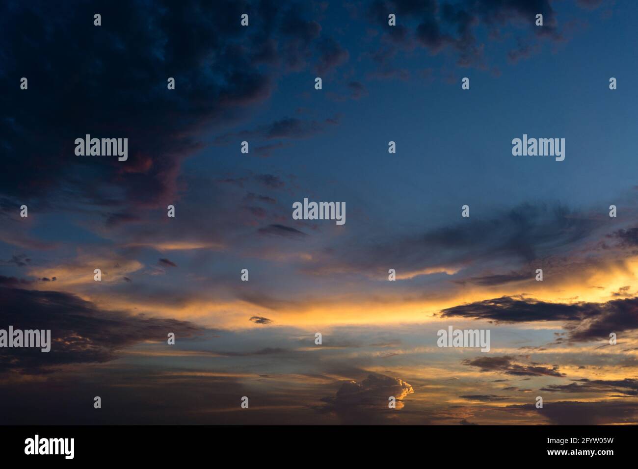 Eine Weitwinkelaufnahme eines Abendhimmels mit bunten Wolken. Die goldene Stunde. Stockfoto