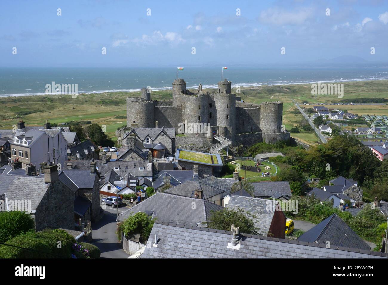 Harlech Castle und Cross Stockfoto