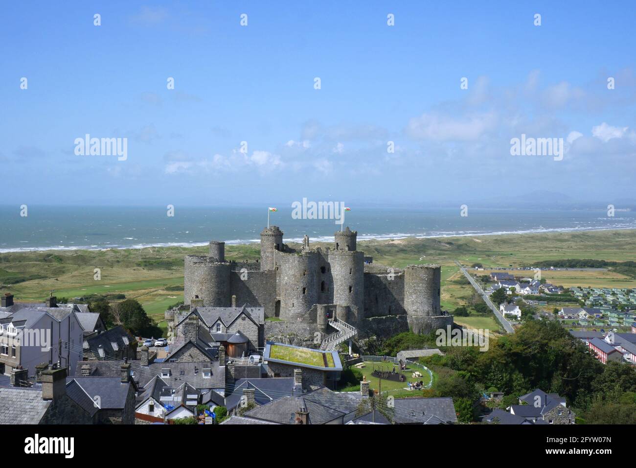 Harlech Castle und Cross Stockfoto