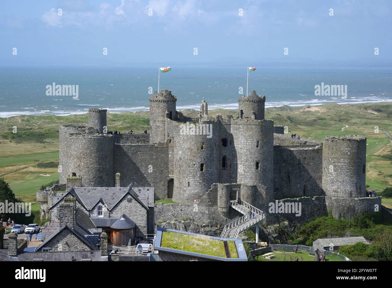 Harlech Castle und Cross Stockfoto
