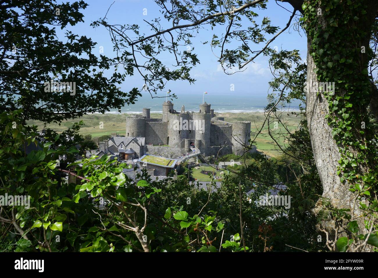 Harlech Castle und Cross Stockfoto