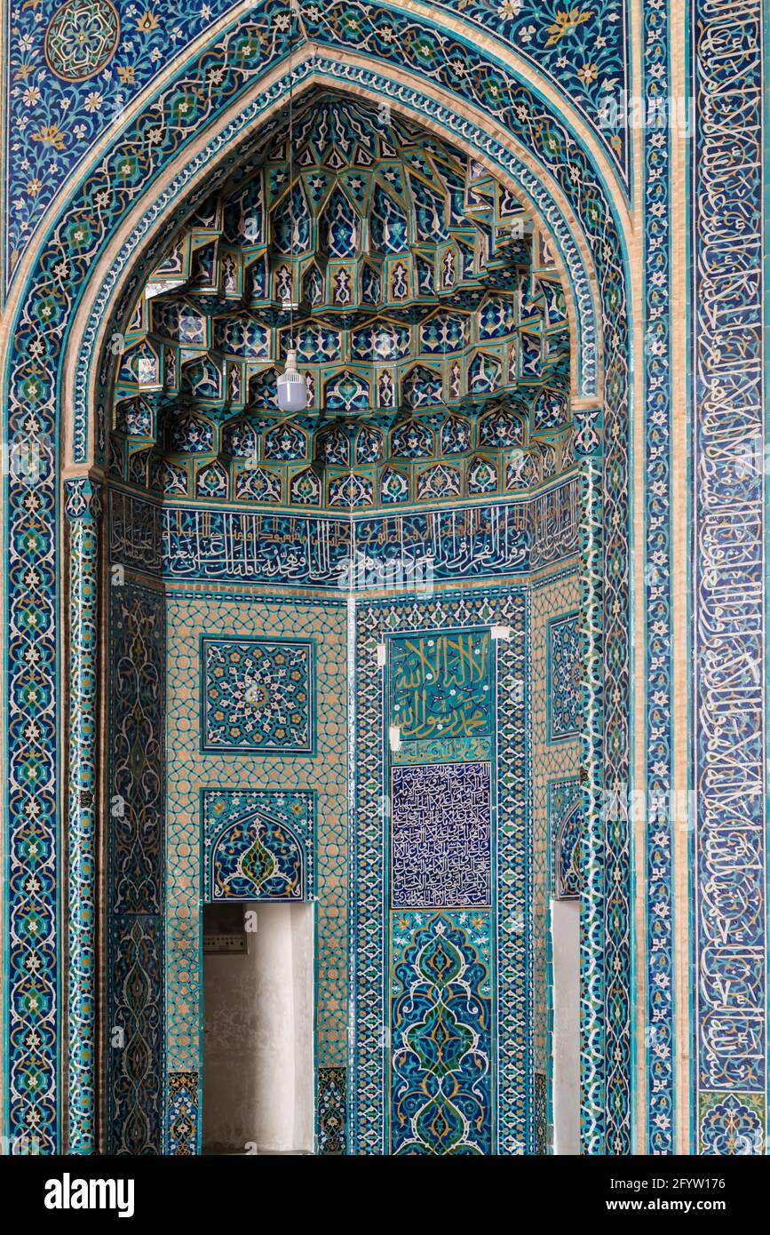 Der hohe geflieste Mihrab in der Jameh-Moschee von Yazd, Provinz Yazd, Iran. Stockfoto