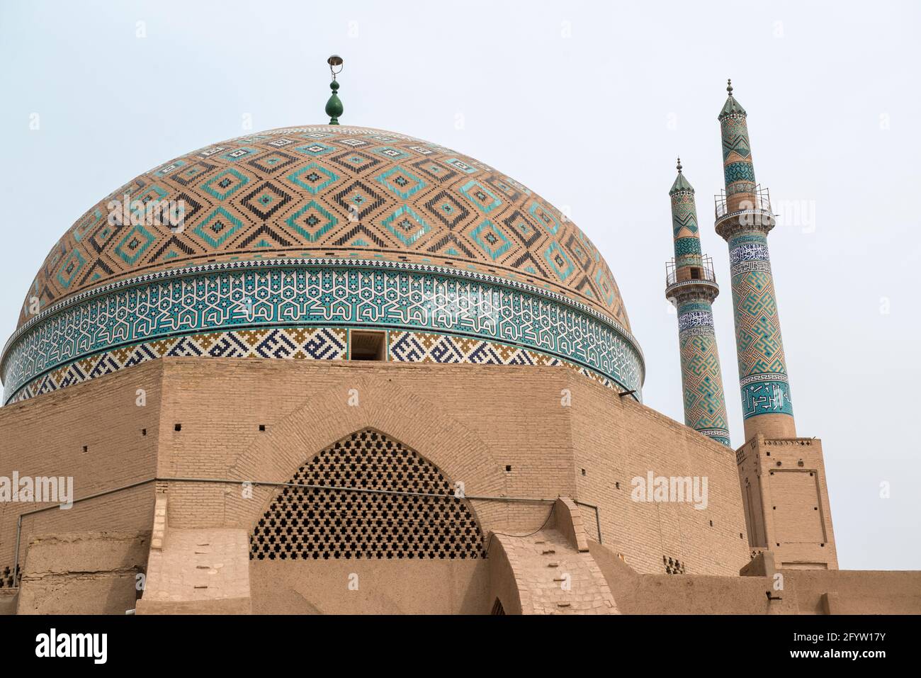 Die Kuppel und zwei Minarette der Jameh-Moschee in Yazd, Provinz Yazd, Iran. Stockfoto