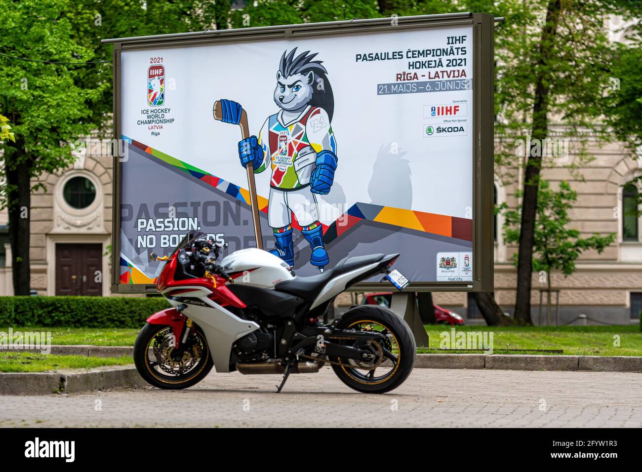 Riga, Lettland - 29. Mai 2021: Außenwerbung Poster mit Spiky, dem Igel, dem offiziellen Maskottchen der Eishockey-Weltmeisterschaft 2021 Stockfoto