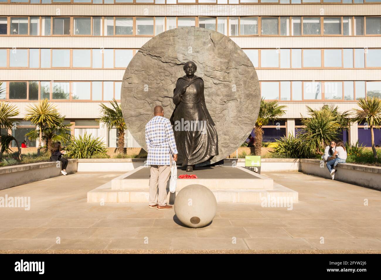 Eine Bronzestatue der Krimkriegsheldin Mary Seacole von Martin Jennings vor dem St. Thomas’ Hospital im Zentrum von London, England, Großbritannien Stockfoto