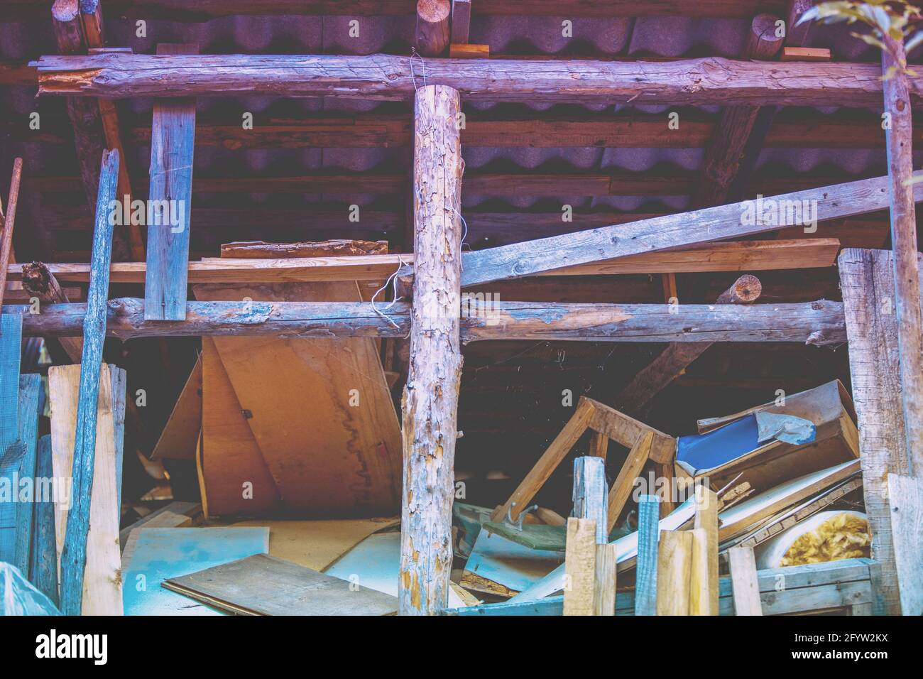 Fragment eines zerstörten verlassenen Hauses Stockfoto Fragment eines zerstörten verlassenen Hauses Stockfoto