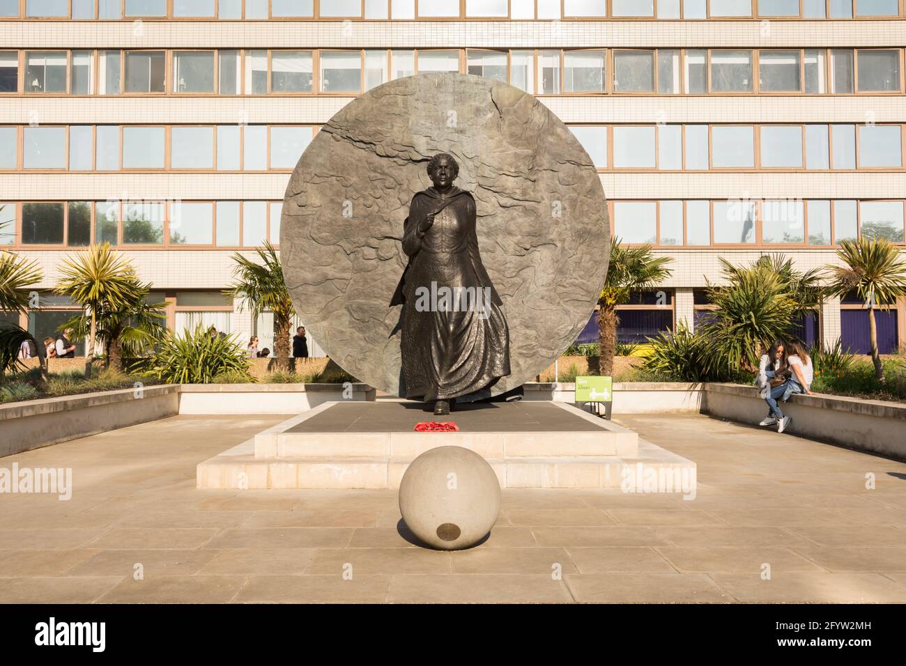 Eine Bronzestatue der Krimkriegsheldin Mary Seacole von Martin Jennings vor dem St. Thomas’ Hospital im Zentrum von London, England, Großbritannien Stockfoto