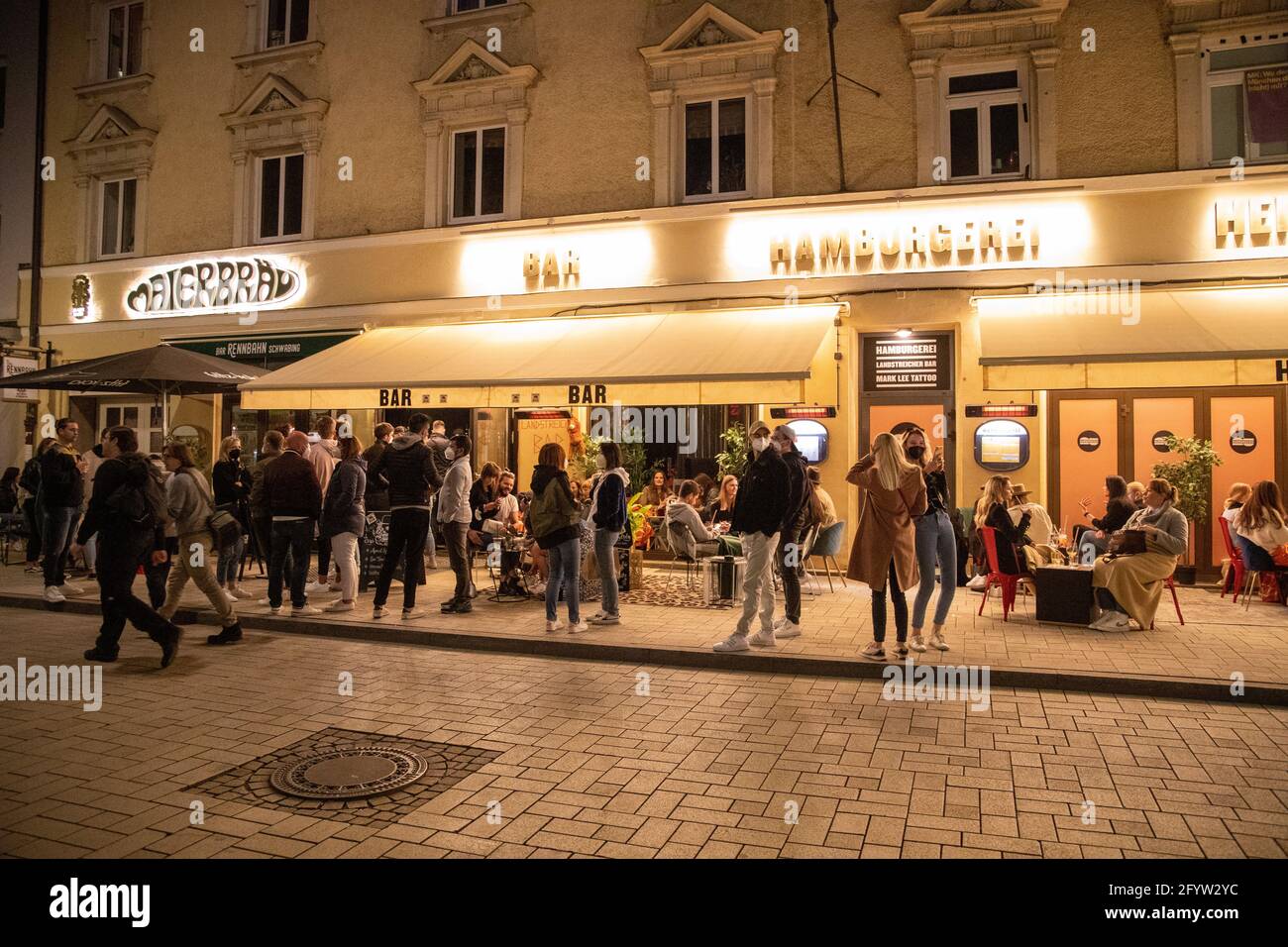 Situation am Wedekindplatz in Schwabing. Junge Menschen feiern in der Nacht vom 29. Auf den 30. Mai 2021 in München auf den sog. Party-Hotspots. Auf dem Professor-Huber-Platz gibt es einen Polizeieinsatz. The USK führt zahlreiche Identitationsfeststellungen durch. * Lage am Wedekindplatz in Schwabing. Jugendliche feiern in der Nacht vom 29. Auf den 30. Mai 2021 in den sogenannten Party-Hotspots in München. Am Professor-Huber-Platz kontrollierte die Sondereinheit der Polizei USK mehrere Identitäten. (Foto: Alexander Pohl/Sipa USA) Quelle: SIPA USA/Alamy Live News Stockfoto