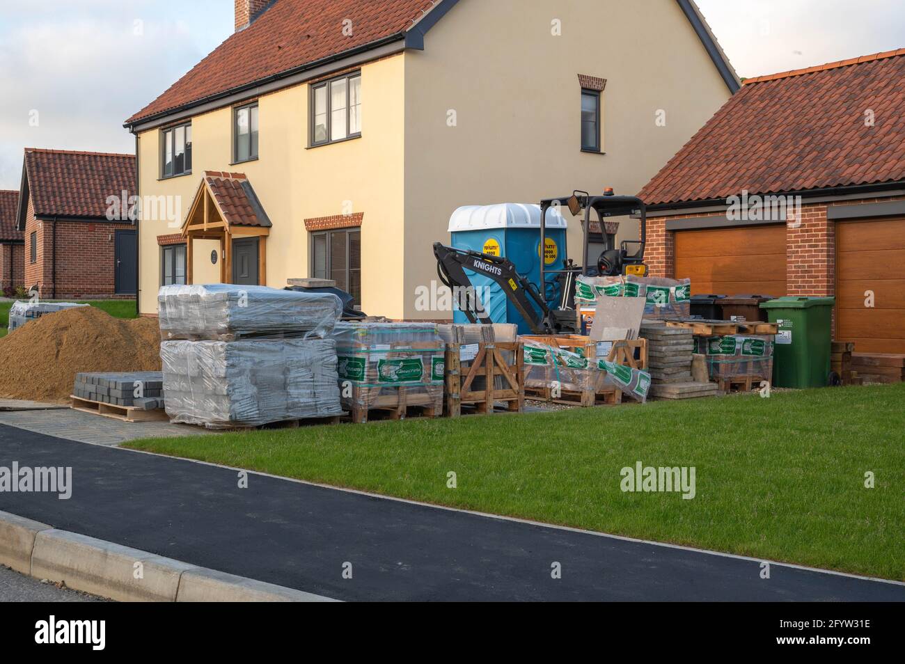 Ein neu erbautes Haus mit Baustoffen im Antrieb Weg Stockfoto