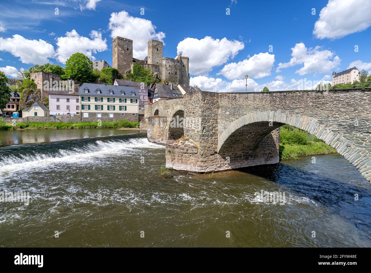 Lahn in Runkel, Deutschland mit alter Steinbrücke und Schloss Stockfoto
