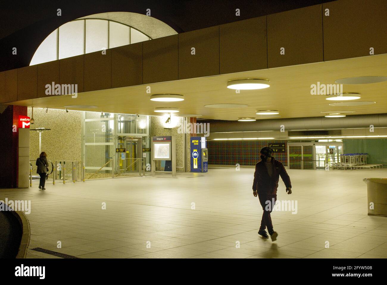 Eingang des U-Bahnhofes zum Flughafen Lissabon Stockfoto