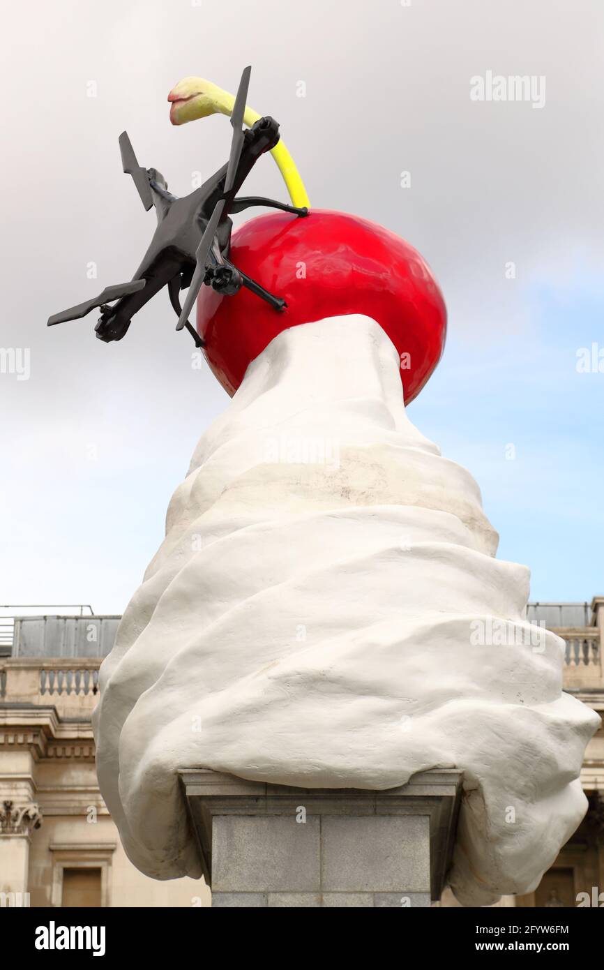 Skulptur The End von Heather Phillipson - ein Schlagsahne-Eisbecher mit einer riesigen Fliege, die auf dem vierten Sockel des Trafalgar Square in London, Großbritannien, schmelzen wird Stockfoto