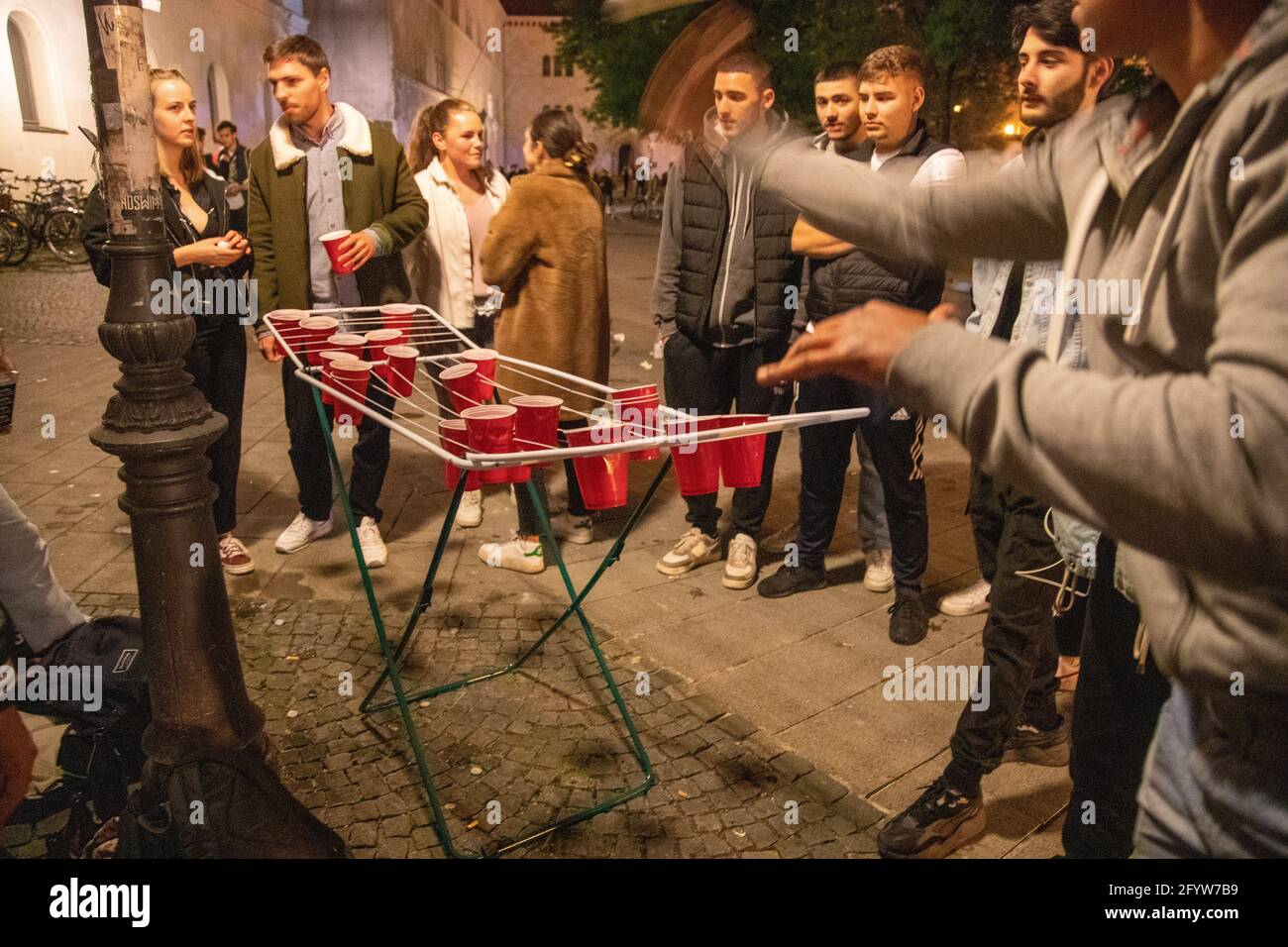 Leute spielen Bier Pong. Junge Menschen feiern in der Nacht vom 29. Auf den 30. Mai 2021 in München auf den sog. Party Hotspot auf dem Professor Huber Platz. Auf dem Professor-Huber-Platz gibt es einen Polizeieinsatz. The USK führt zahlreiche Identitationsfeststellungen durch. * Leute spielen Bierpong. Jugendliche feiern in der Nacht vom 29. Auf den 30. Mai 2021 im sogenannten Party-Hotspot am Professor Huber Platz in München. Am Professor-Huber-Platz kontrollierte die Sondereinheit der Polizei USK mehrere Identitäten. (Foto von Alexander Pohl/Sipa USA) Stockfoto