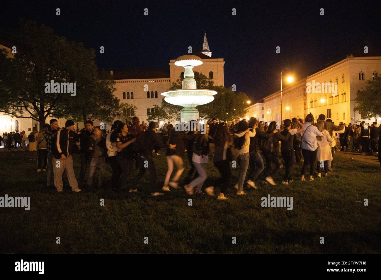 Das Partyvolk tanzt eine Polonaise um den Brunnen. Junge Menschen feiern in der Nacht vom 29. Auf den 30. Mai 2021 in München auf den sog. Party Hotspot auf dem Professor Huber Platz. Auf dem Professor-Huber-Platz gibt es einen Polizeieinsatz. The USK führt zahlreiche Identitationsfeststellungen durch. * die Partymenschen tanzen eine Polonaise. Jugendliche feiern in der Nacht vom 29. Auf den 30. Mai 2021 im sogenannten Party-Hotspot am Professor Huber Platz in München. Am Professor-Huber-Platz kontrollierte die Sondereinheit der Polizei USK mehrere Identitäten. (Foto von Alexander P Stockfoto