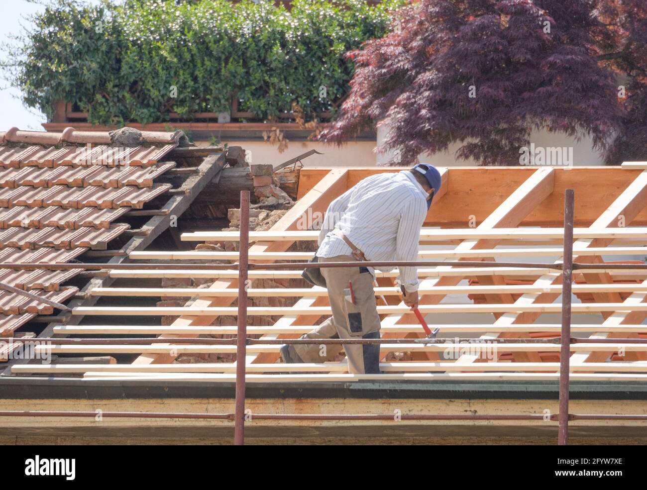 Renovierung eines alten Dachs, Austausch von Balken durch steuerliche Anreize. Öko-Bonus Stockfoto