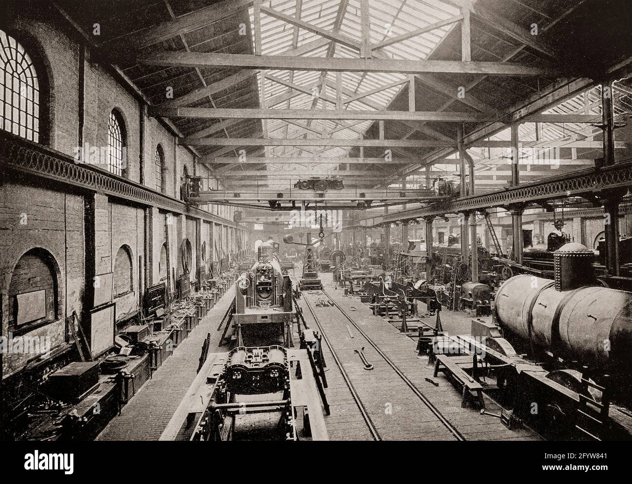 Eine Ansicht aus dem späten 19. Jahrhundert, in der die Errichtung eines Ladens im Londoner und nordwestlichen Eisenbahnwerk Crewe Works, einer britischen Eisenbahntechnikanlage, errichtet wurde, die 1840 von der Grand Junction Railway in der Stadt Crewe in CHeshire erbaut wurde. Stockfoto