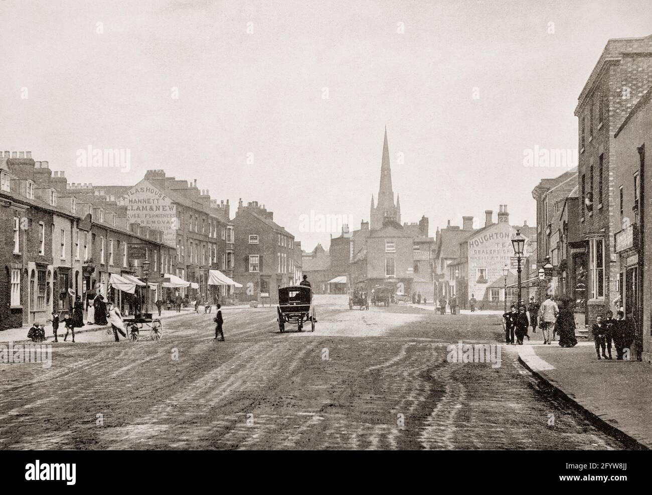 Eine Ansicht des breiten Westgates in Grantham, einer Marktstadt in Lincolnshire, England aus dem späten 19. Jahrhundert, die im Domesday Book von 1086 erwähnt wurde, das sich entwickelte, als die Eisenbahn in den 1850er Jahren kam. Stockfoto