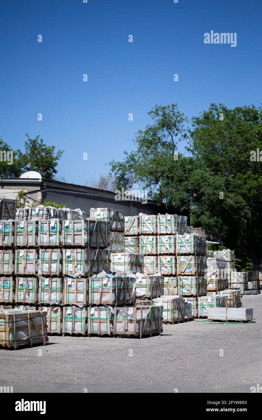Straßenlager des Transportunternehmens für die Lieferung von Waren. Stockfoto
