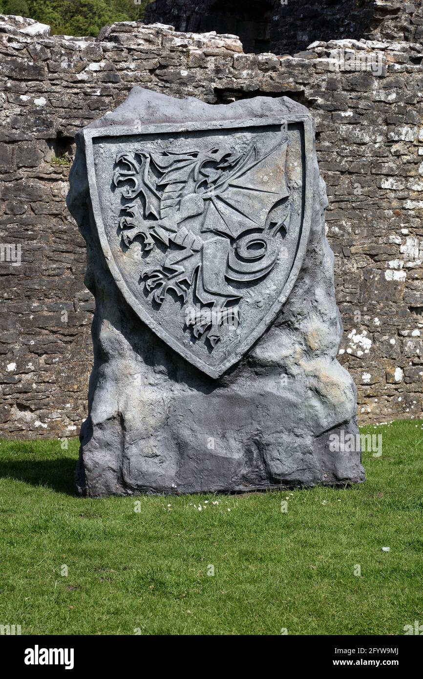 Auf dem Gelände der Burgruinen von Ogmore in der Nähe von Bridgend befindet sich ein großer Felsen mit dem Emblem von Wales. Stockfoto