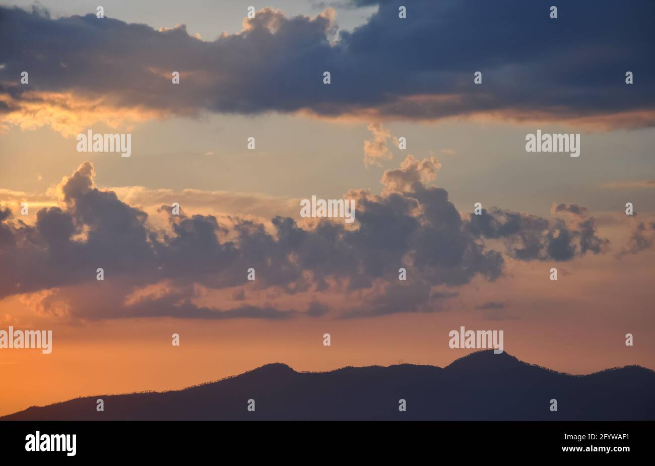 Hohe Auflösung schöne Sicht auf bunte Wolken und Himmel während Sonnenuntergang hügelige Gegend, Sonnenuntergang der Sommersaison. Stockfoto