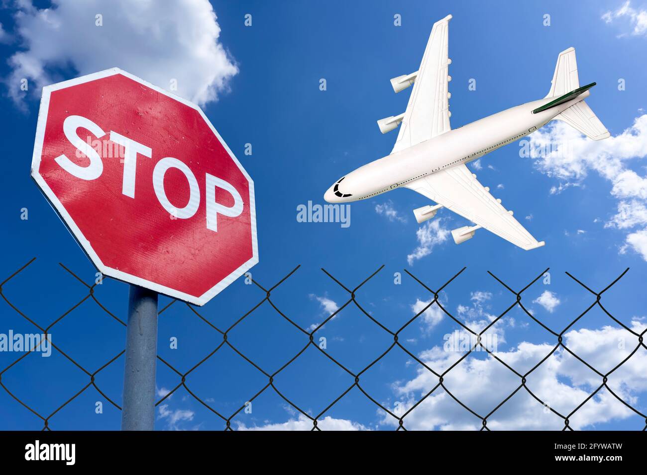 Flugverbot und geschlossene Grenzen für Touristen und Reisende. Konzept der Flugverbotszone. Flugzeug im Flug mit Stoppschild. Hochwertige Fotos Stockfoto