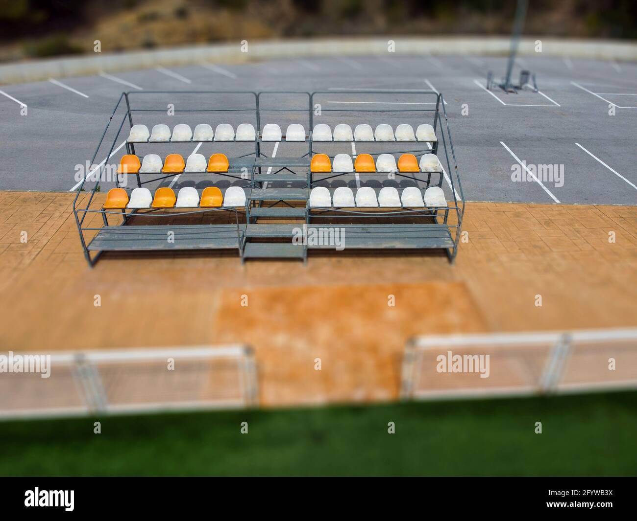 Luftaufnahme von kleinen Ständen neben dem Parkplatz mit Sitzplätzen für Zuschauer auf einem Fußballplatz in Altea La Vella, Alicante, Spanien - Tilt Shift-Effekt - Stockfoto