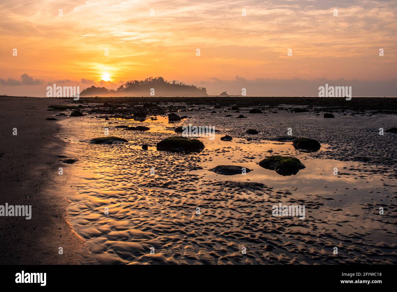 Blick auf die zerklüftete Insel vom Kalipur Strand, Nord Andaman bei Sonnenaufgang Stockfoto