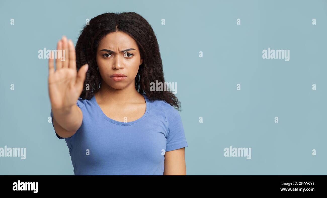 Keine Diskriminierung. afroamerikanische Frau mit Stop-Geste zur Kamera auf blauem Hintergrund, Panorama Stockfoto