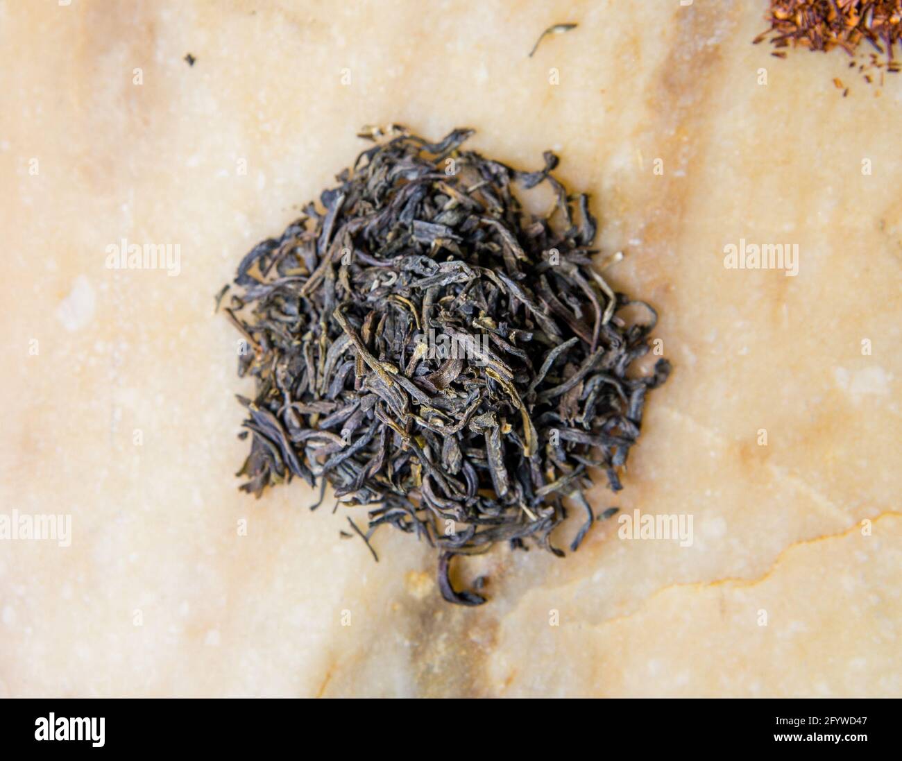 Traditioneller chinesischer Tee mit Blattgemüse. Teeparty-Zeremonie. Stockfoto