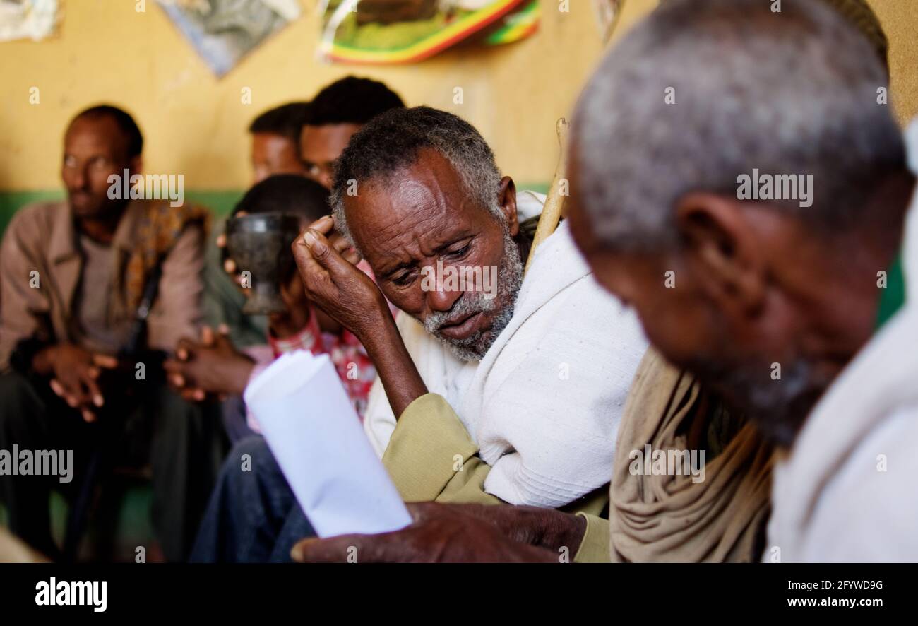 Gheralta Mountains (Tigray Region), Äthiopien - September 2011: Äthiopische Menschen trinken Talah (traditionelles Bier) in einer lokalen Bar im Dorf Hawzien. Stockfoto
