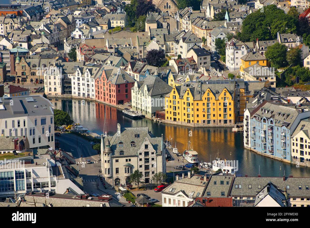 Nahaufnahme der schönen Gebäude im Stadtzentrum von oben. Jugendstil-Architektur und Kanäle aus der Sicht Aksla, Alesund, Norwegen. Stockfoto