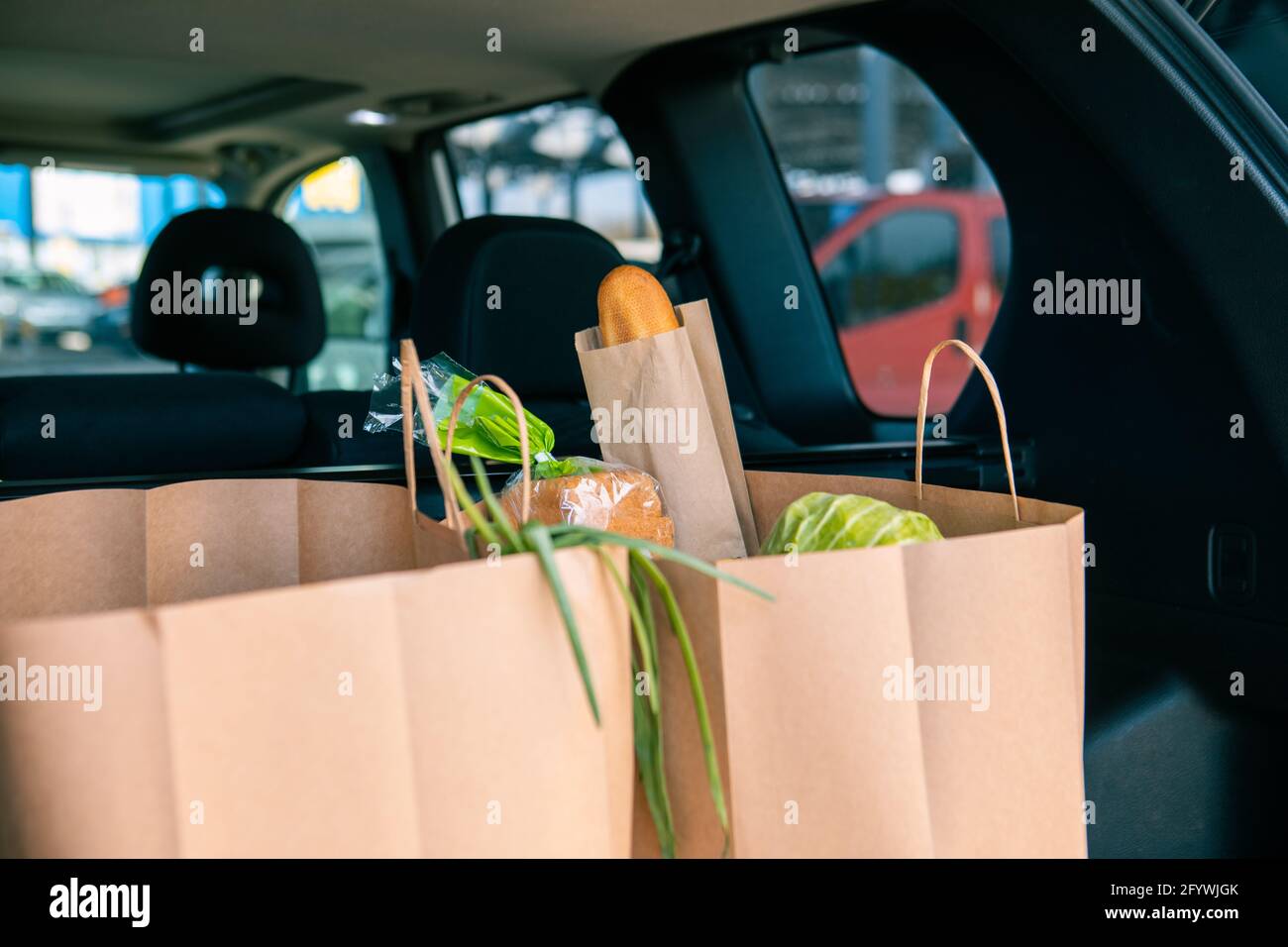 Taschen mit Produkten im Kofferraum kopieren Platz Stockfoto