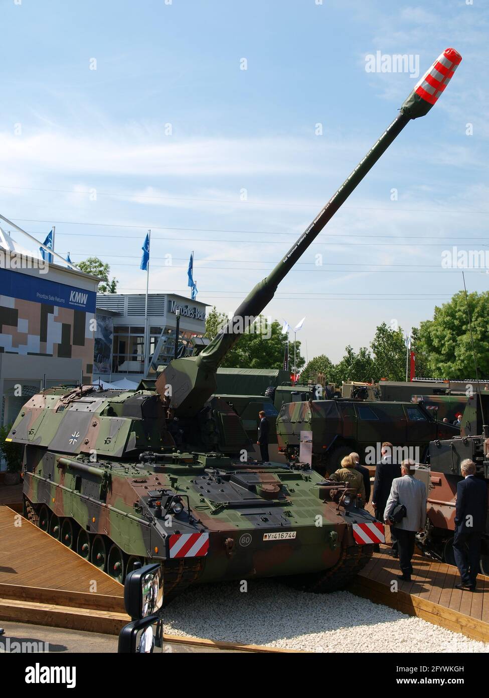 Deutsche PZH-200 155mm Selbstfahrende Haubitze in Eurosatory 2008 Militärausstellung Stockfoto