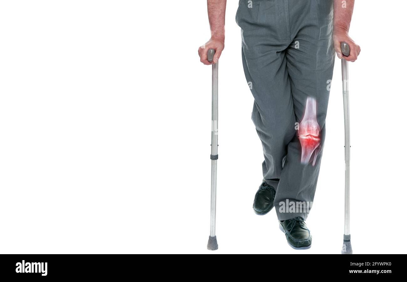 Alter Mann mit Sachen, die gehen.Gehstock oder Stab für Patienten oder gealterten Großvater, der linke Knieschmerzen isoliert auf whith Hintergrund zeigt Stockfoto