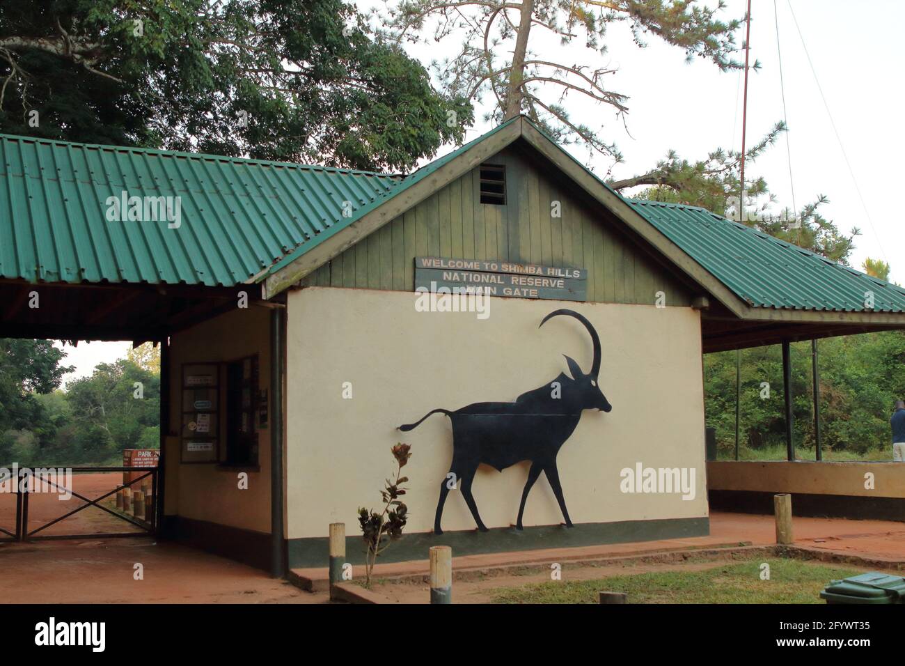 KENIA, SHIMBA HILLS NATIONAL RESERVE - 09. AUGUST 2018: Haupttor zum Shimba Hills National Reserve Stockfoto