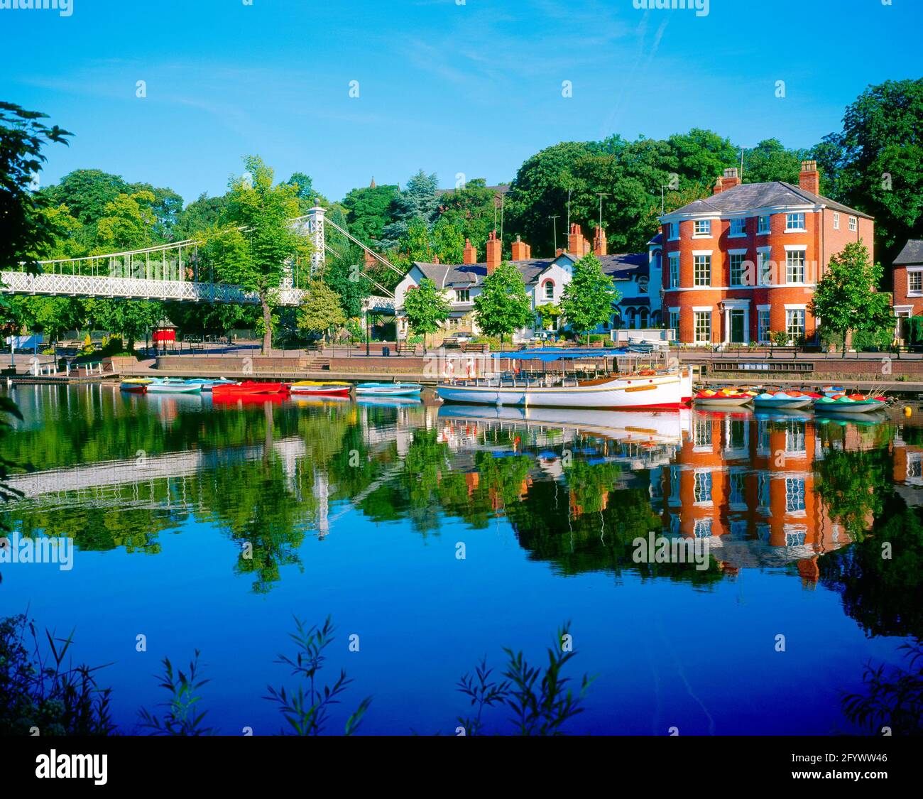 Großbritannien, England, Cheshire, Chester, River Dee und Queen's Park Bridge, Tagesanbruch, Stockfoto
