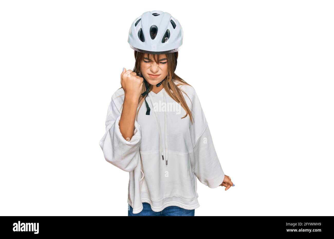Teenager kaukasische Mädchen trägt Fahrradhelm wütend und verrückt Erhöhung  der Faust frustriert und wütend, während schreiend vor Wut. Wut und  aggressive Konzept Stockfotografie - Alamy