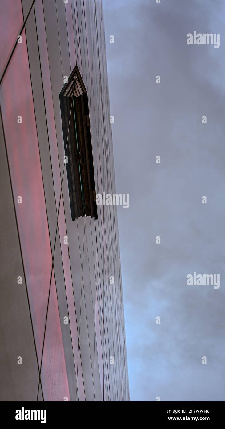 Ein offenes Fenster an der schwarzen Granitfassade der königlich dänischen Bibliothek der schwarze Diamant, Kopenhagen, 26. Mai 2021 Stockfoto